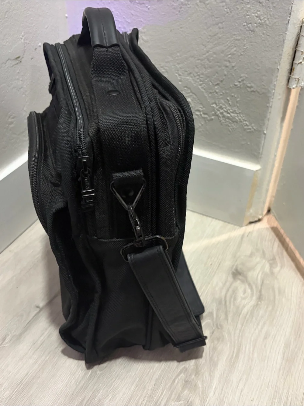 Tumi Men's Black Crossbody Travel Compact Carry On Bag Messenger Bag
